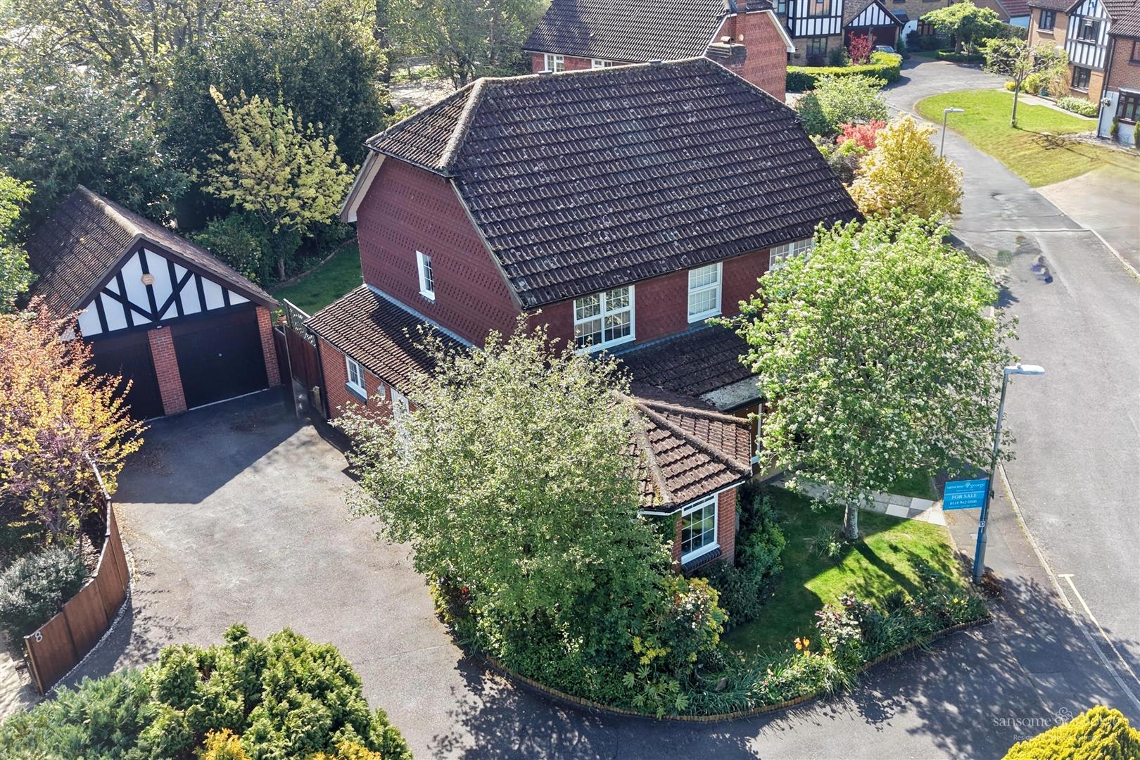 5 bed property in Duncan Gardens, Reading